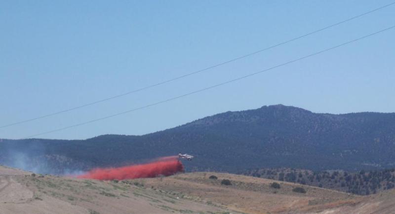 plane battles wildfire
