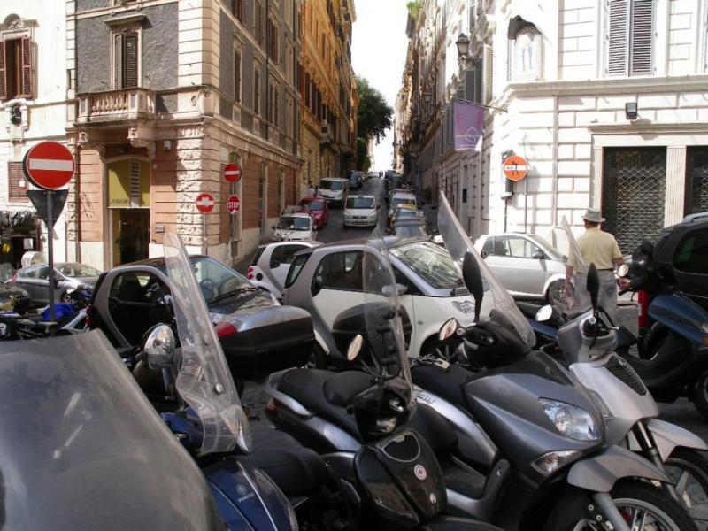 Bob Scholes of Dayton is seen carefully crossing a busy street in Rome. Photo by Don Quilici