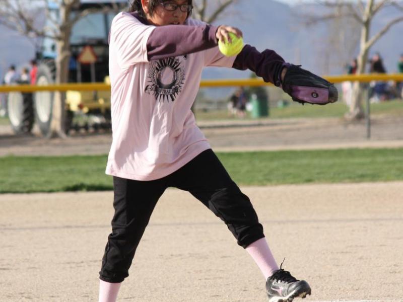 Kelley Barr pitching for Pink Diamonds