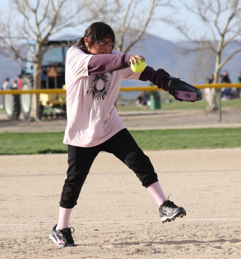 Kelley Barr pitching for Pink Diamonds