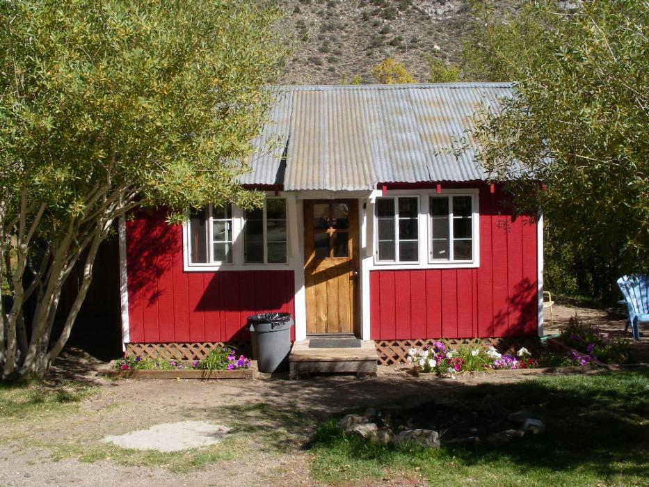 The Honeymoon Cabin at the Bishop Creek Lodge. Photo by Elaine Quilici