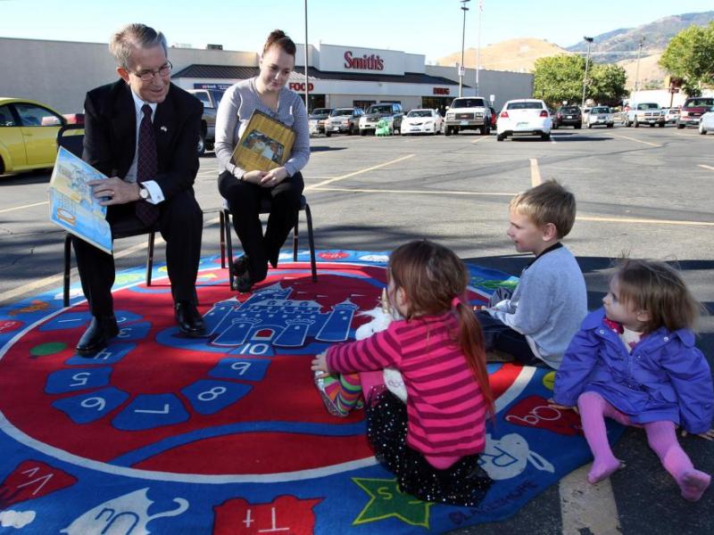Carson City Mayor Bob Crowell and Smith's Assistant Manager Stormie Lafinier read stories to Lainey, Ellie, and Eastyn