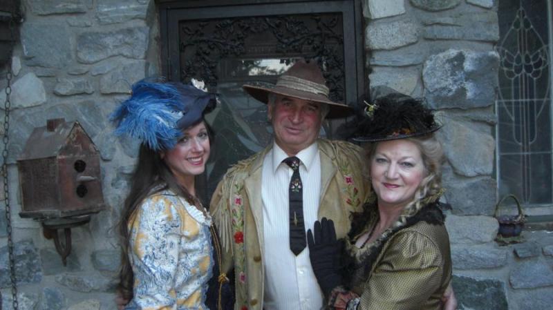 Kim Copel as "Julia Bulette" and Lisa Bommarito as "Eilley Bowers"