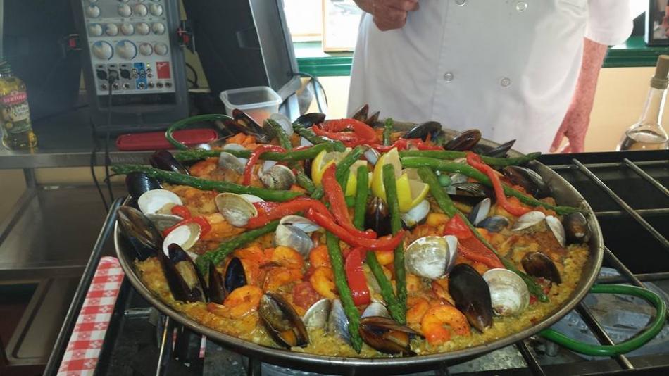 Paella party time, ready to dine. Photos by Dana Lee Fruend