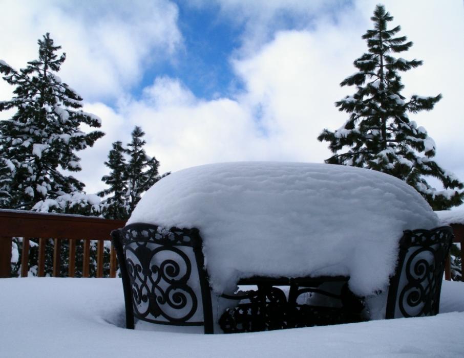 Picnic table and chairs on the other end of the deck.  Photo by Don Quilici