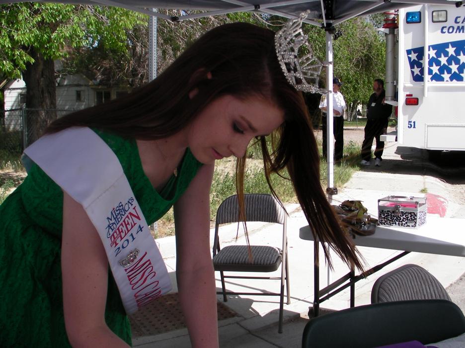 Lauren Thompson, Miss Carson City Outstanding Teen, signs a photo.