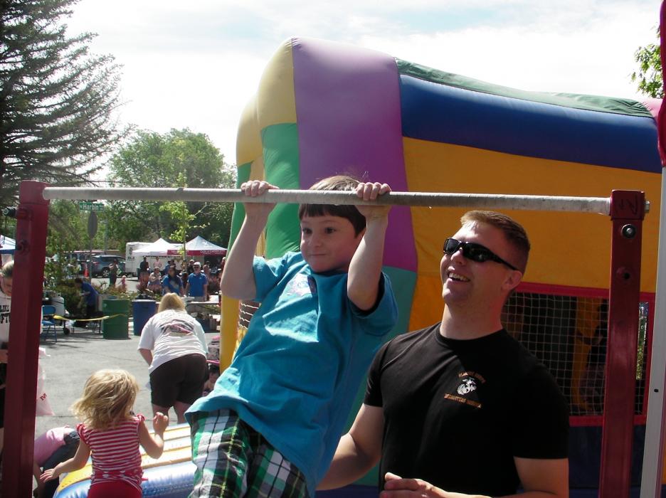 Ian Thomas shines at the pullup bar.