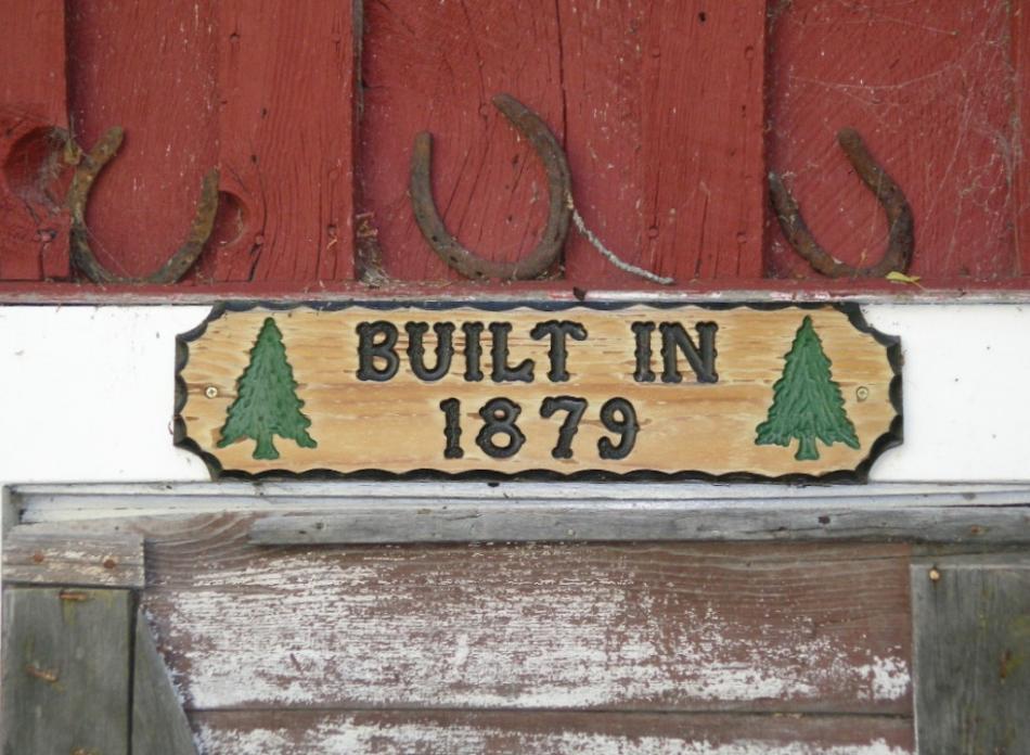 The date sign on the old building. Photo by Elaine Quilici