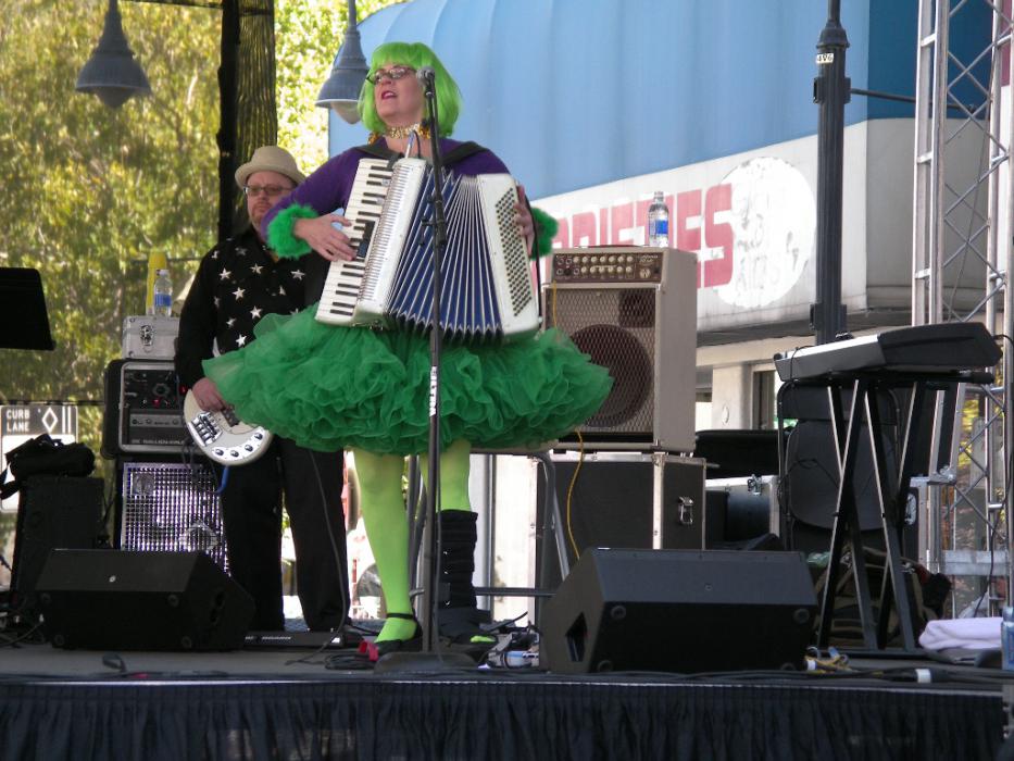 Another entertaining group. Photo by Elaine Quilici