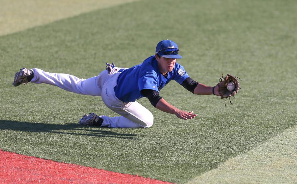 Wildcats' David Modler makes a diving catch at WNC in Carson City. Photo by Cathleen Allison, Nevada Photo Source