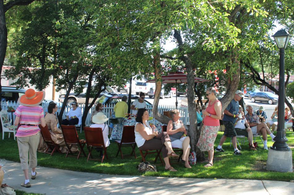 Guests listen to music and discuss the gardens they viewed during the afternoon.