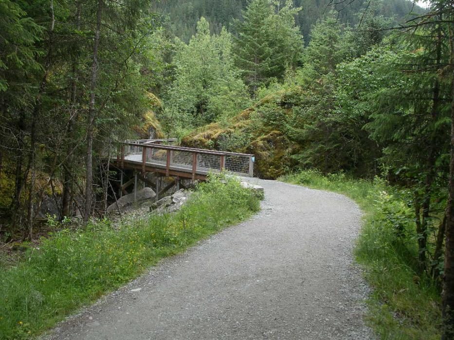 Nature trail to Nugget Falls. Photo by Don Quilici