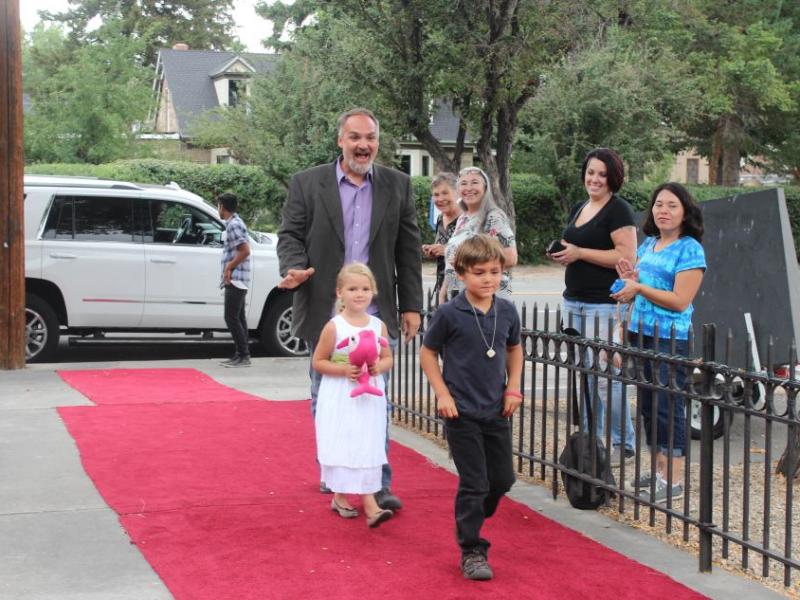 The first team arrives on the red carpet