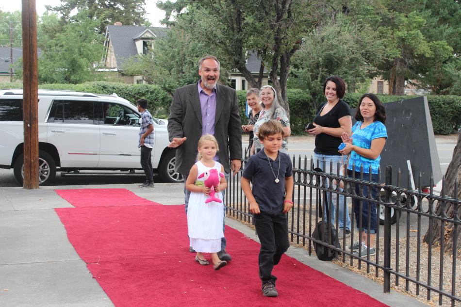 The first team arrives on the red carpet