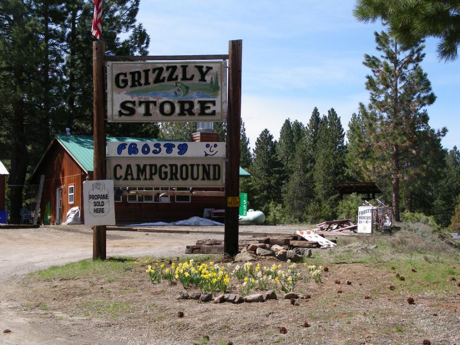 J & J Grizzly Store on the south end of Davis Lake.  Photo by Elaine Quilici