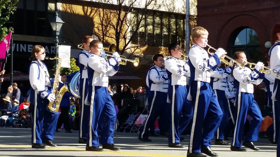 Carson Middle School Marching Band members stir it up with parade tune favorites.