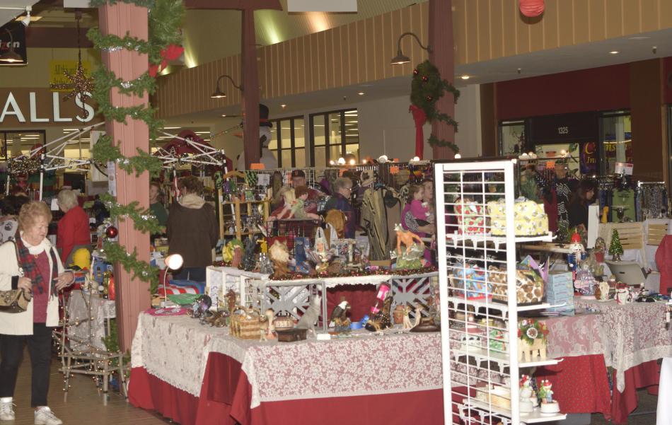 Carson Mall is filled with arts and craft vendors now through Christmas Eve. Photos by Leonard Wyatt