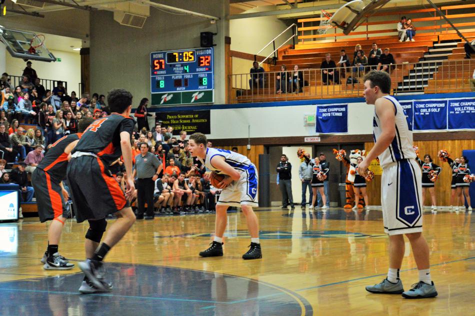 he Senators set up on offense against the Tigers Tuesday night at Carson High School.