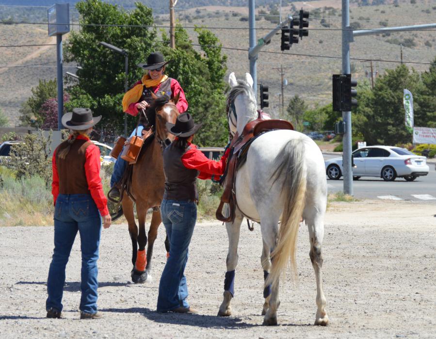Photo by Lisa Fisher. Anne Martins and Rosie greet their exchange team, Diane Garland and Louie of Reno.