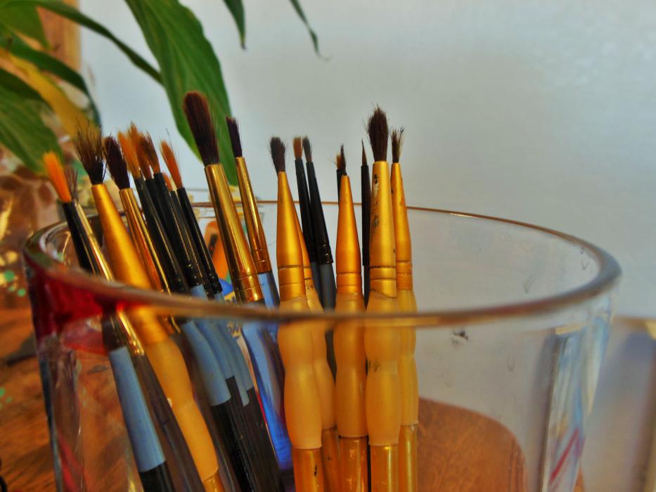 Paint brushes at Mona Lisa and Wine.