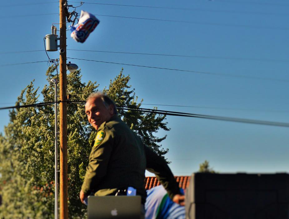 Carson City Sheriff Ken Furlong tosses a t-shirt into the crowd from behind his back.