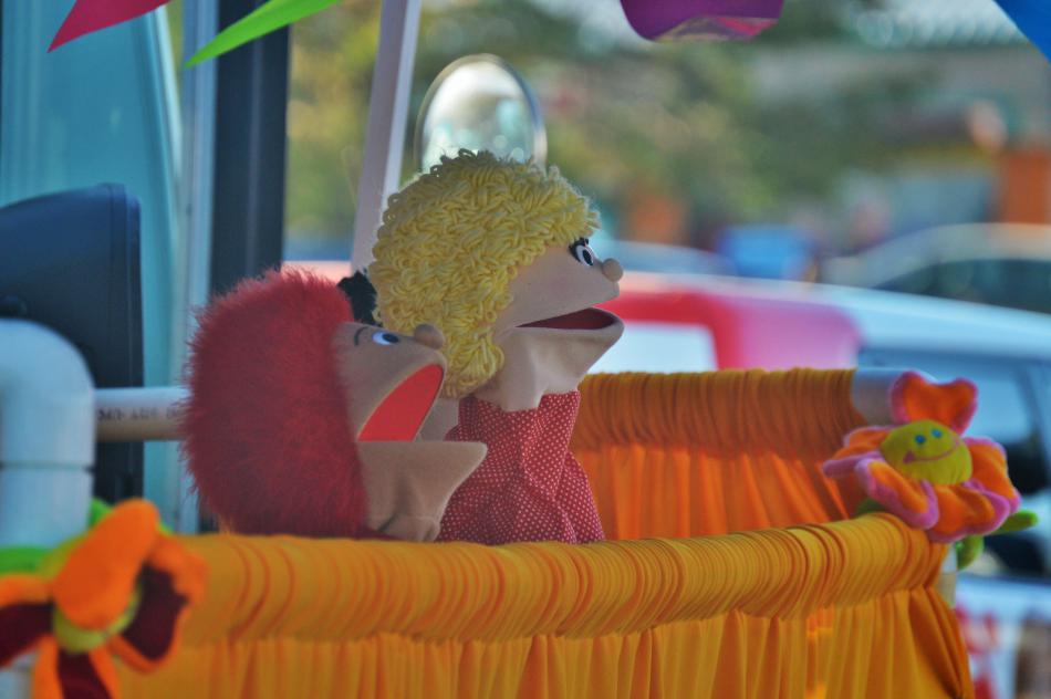 A puppet show delights children and families.