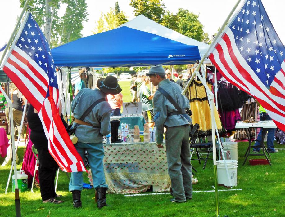 A pair of Confederate soldiers flanked by American flags.