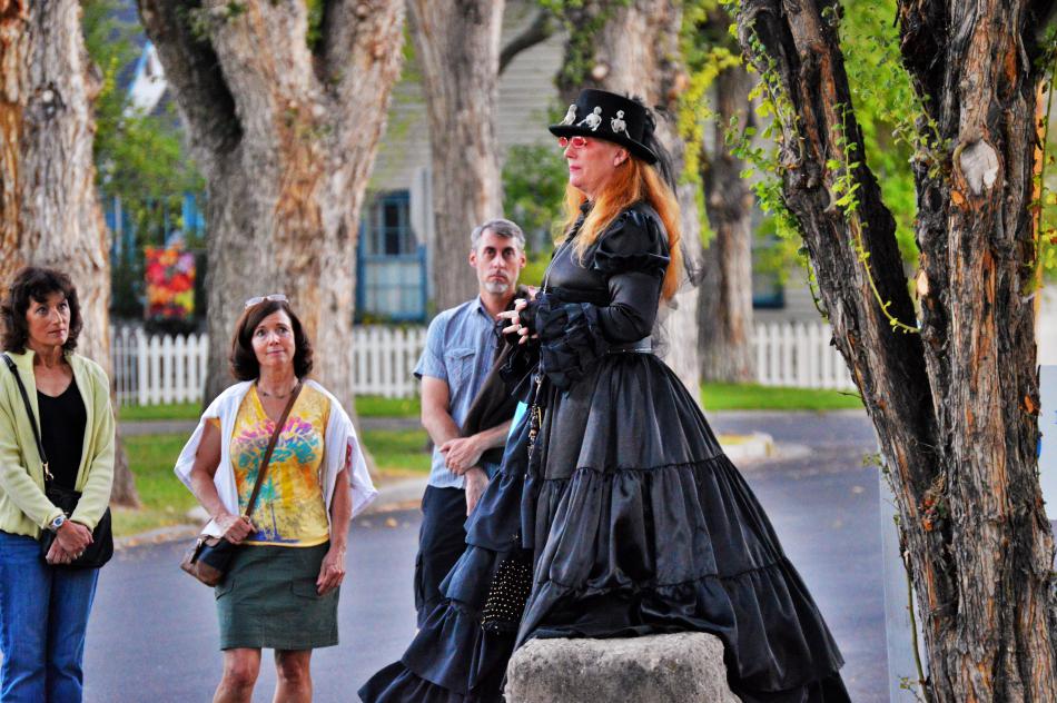 Madame Curry addressing tour guests on the stone carriage steps in front of the Ormsby-Rosser House.
