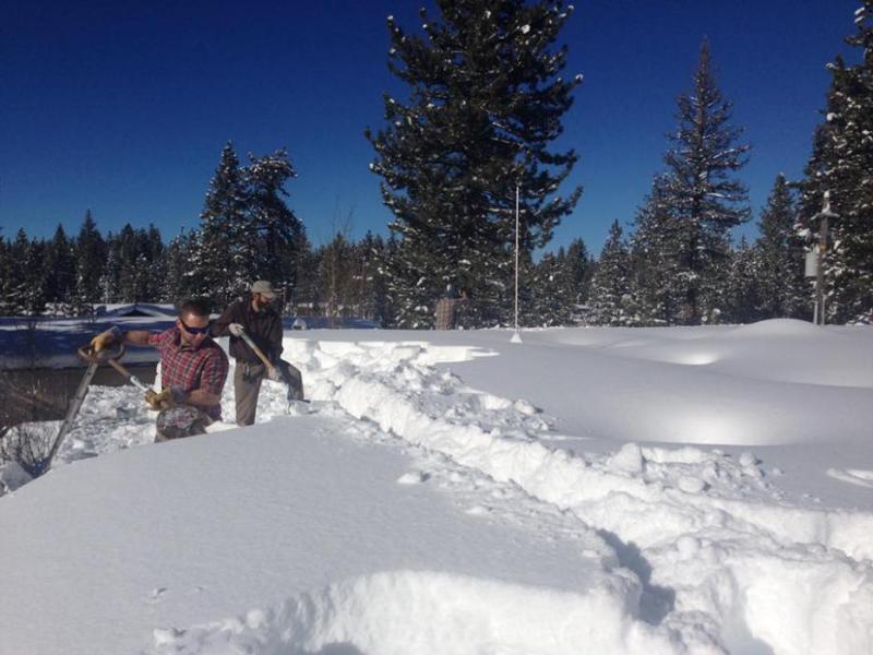 City of South Lake Tahoe ‪building department staff help clear roofs from massive snow storms.