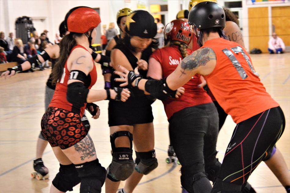 A jammer is jammed up trying to score.