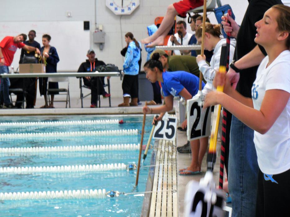 Lap signalers alert swimmers to the number of laps they've completed.