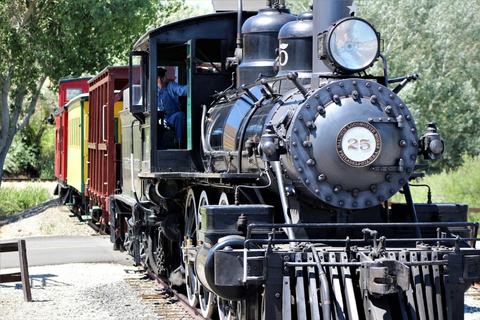V&T Engine No. 25 approaching Wabuska Station.