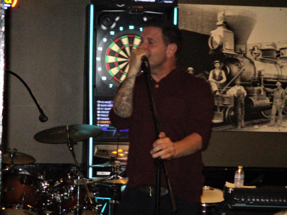 Photo by Isaiah Burrows. Ty Herndon performs at the Westside Pour House.