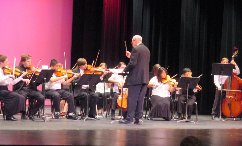 Lou Groffman conducts STRAZZ advanced string ensemble in concert last year.