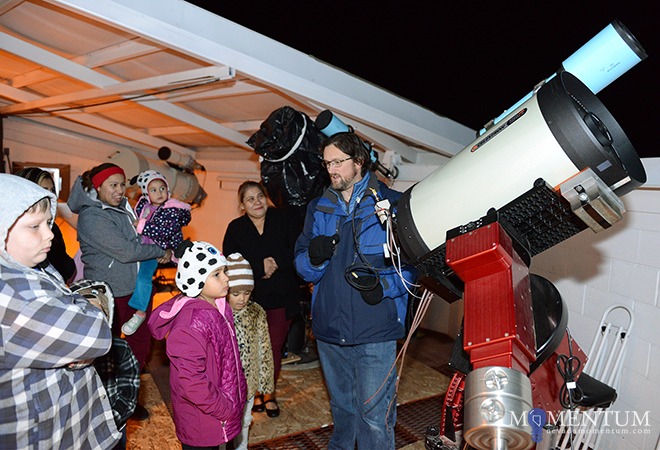 Jack C. Davis Observatory director Thomas Herring, center, talks with participants.  Photo: Tim Dunn