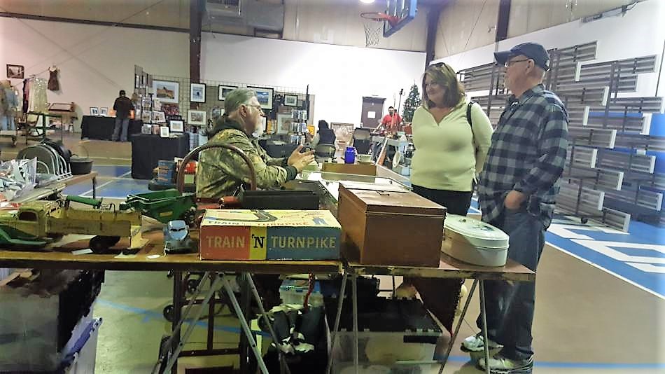 Vendors and customers found time to engage in conversation.