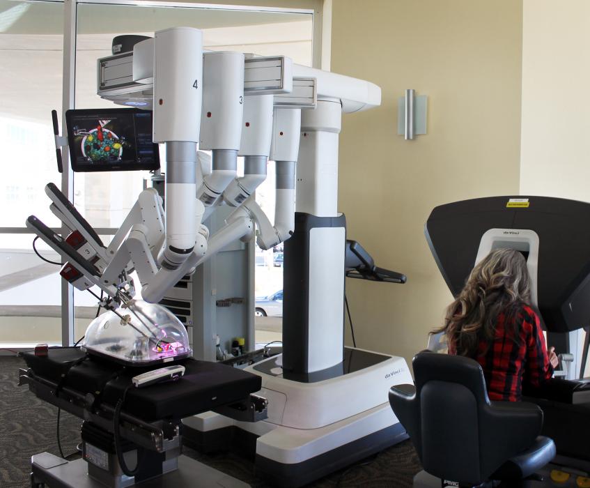 A Carson Tahoe Hospital medical staff member operates the da Vinci Xi Surgical System.