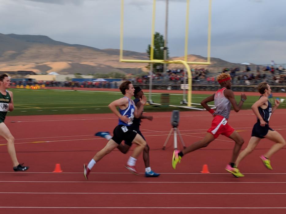 Hunter Rauh (number 7), sprints out of the pack during the second lap.