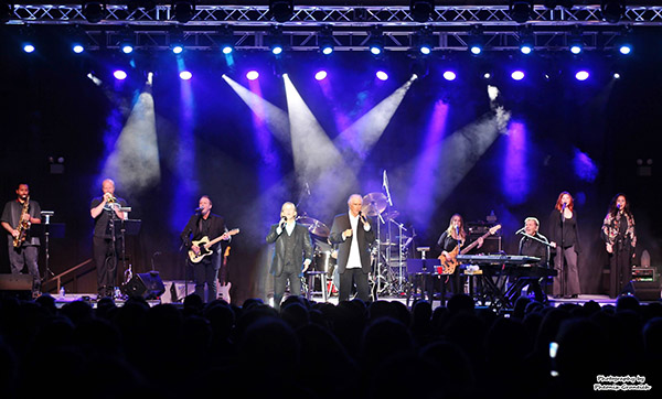 The Righteous Brothers warm the evening with their classic songs. Tahoe Onstage photos by Pheonix Gruneich