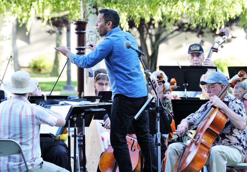 Guest conductor Carlos Rafael.