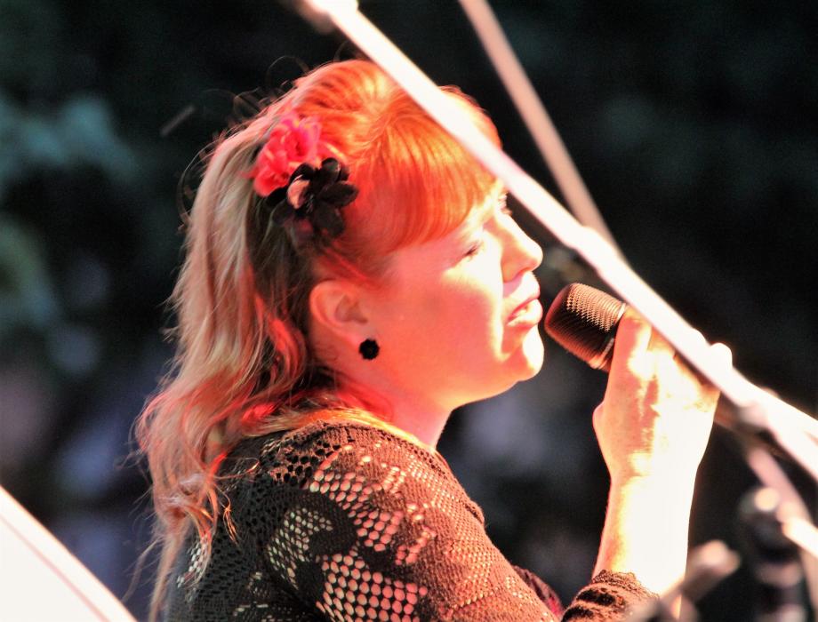 Aileen Quinn sings to the crowd at the BAC Saturday night.