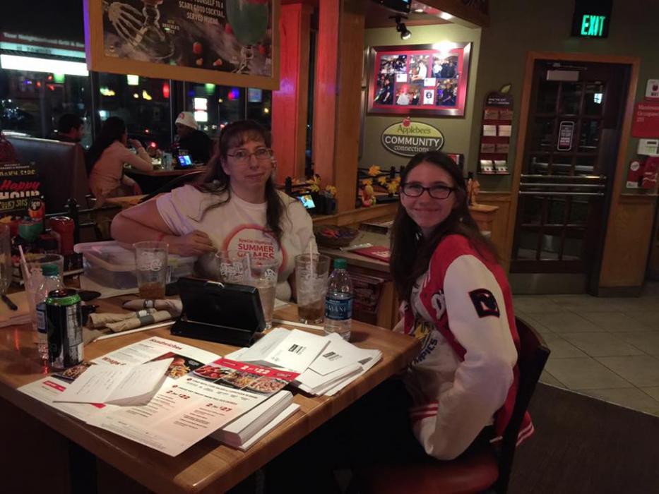 Local law officers served as “celebrity waiters” at Applebee’s with 100% of their tips going to Special Olympics Nevada.