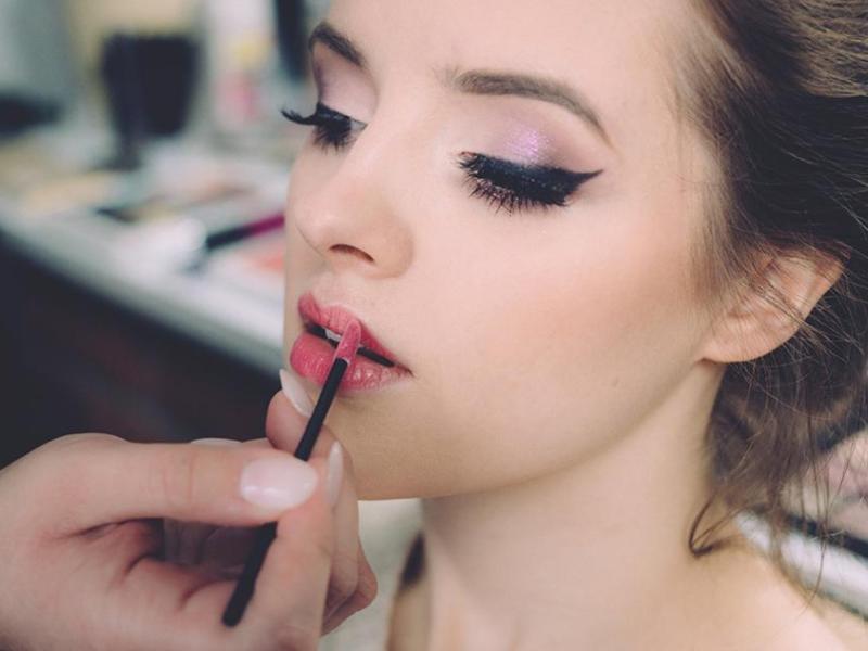Researchers tested for an extremity bias in social media by assessing the consumption and creation of makeup-related content.