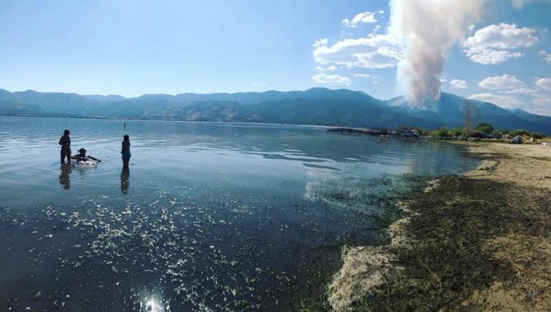 Photo of the 2018 Slide Mountain Fire from Washoe Lake by Kelsey Penrose