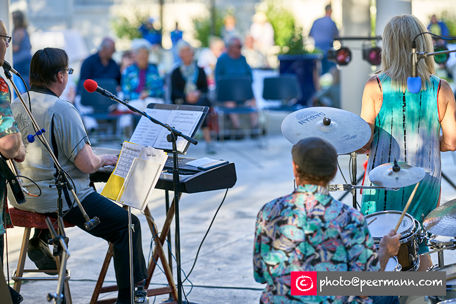 Cherie and Take This performs at the Governors Mansion