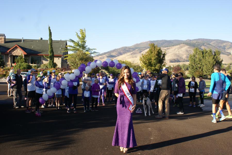 Mrs. Carson City and the runner prior to the event