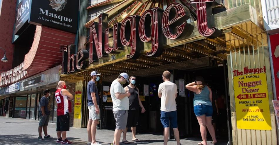 A small crowd waits to get into Reno's Nugget Diner before it was set to close.  Photo by David Calvert, The Nevada Independent