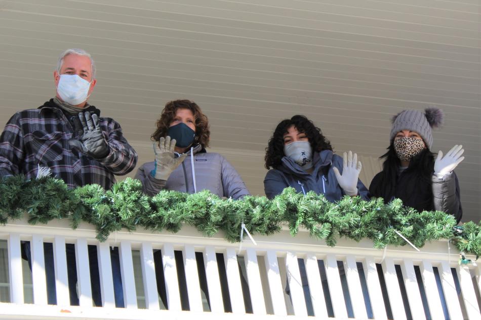 Volunteer Stephen Jones, mansion coordinator Kristen Dillard, and volunteers Alayna and Nancy Lopez hang garland and lights.