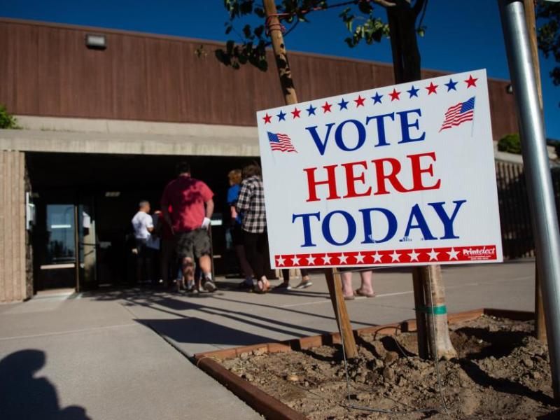 Voting signage at the Churchill County Convention Center. (David Calvert/The Nevada Independent)