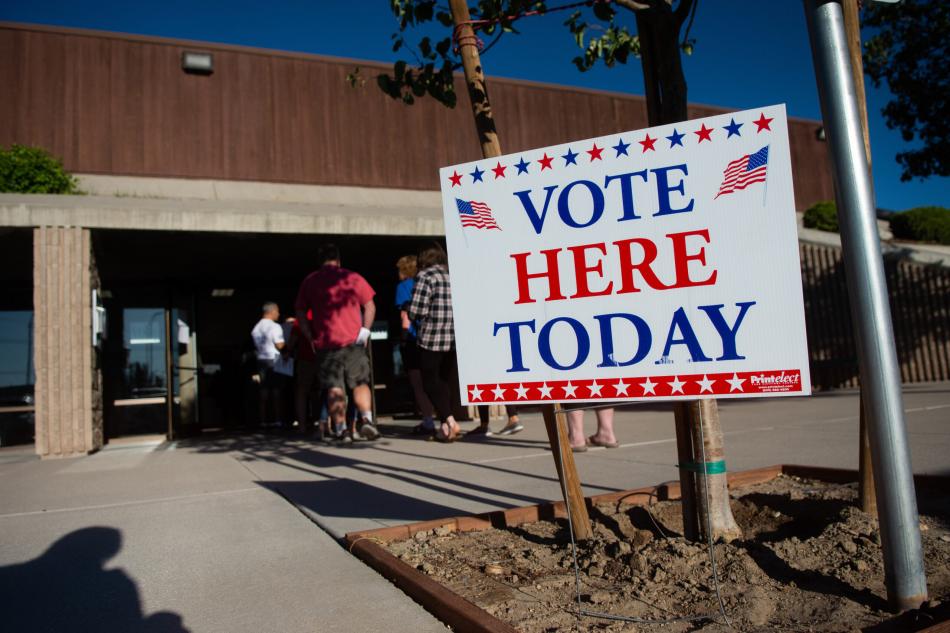 Voting signage at the Churchill County Convention Center. (David Calvert/The Nevada Independent)  